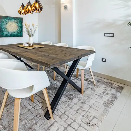 Holiday home Gorgeous 3 Bedroom Town House In El Paraiso Overlooking La Concha Mountain